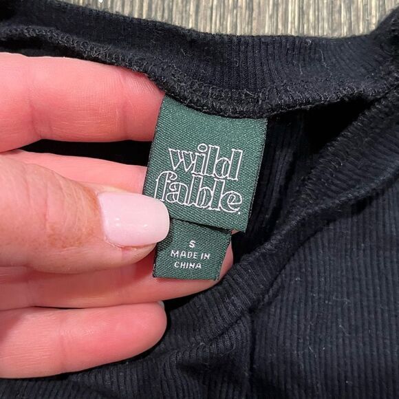 Wild Fable Womens Daisy Print Crop Top Crewneck Short Sleeve Black Size Small - Picture 2 of 4